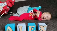 Alexovi, ktorý má spinálnu svalovú atrofiu, doplatí poisťovňa dôležitý liek