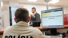 Dôchodkyňa vyhodila podvodníkovi z okna 5000 eur, vydával sa za policajta