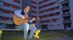 Zábava na sídlisku: Mladý učiteľ spríjemňuje susedom večery spevom a hrou na gitare