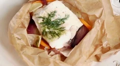 RECEPT NA DNES: Zubáč v papilote s koreňovou zeleninou a kôprom