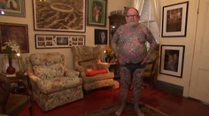 Jeho telo je ako veľká maľovanka. Po smrti ho chce nechať vystaviť