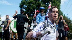 Traja mŕtvi a desiatky zranených: Do davu v Charlottesville vrazilo auto, spadol aj vrtuľník