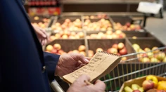 Dôchodca dostal v supermarkete záchvat, ochrankár ho vraj ešte dobil a vyhodil