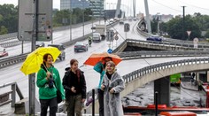 Na viacerých miestach udrú búrky. V týchto okresom rátajte s prudkým lejakom, vetrom aj krúpami