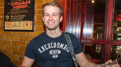 Tomáš Bezdeda na fotke s polonahou kráskou. Farby na jej tele vás zaujmú najmenej