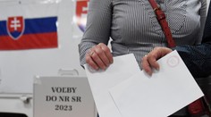 Voličovi sa nepáčila farba pečiatky na hlasovacej obálke. Riaditeľka odboru volieb tvrdí, že na farbe nezáleží