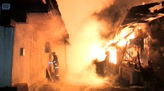 Naraz zhoreli tri drevenice. Starenka prišla o strechu nad hlavou