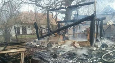 Pri požiari domu pri Hlohovci vybuchovala munícia, na miesto prišli aj pyrotechnici