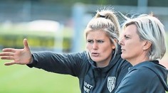 Trénerka mužského tímu krásne odbila novinára, ktorý jej položil sexistickú otázku