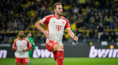 Bayern mal mierne problémy, no dostal sa na čelo. Borussia zaváhala v šlágri