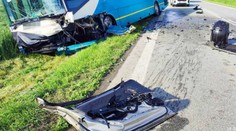Tragická nehoda pri Pozdišovciach. Jeden mŕtvy a tri zranené deti po zrážke autobusu s autom