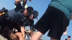 Šokujúce zatknutie mladej mamičky na pláži: Policajt ju udieral do hlavy