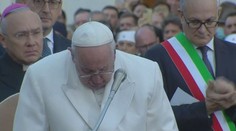 Silný okamih, ktorý rozcítil aj veriacich. Pápež sa rozplakal pri verejnej modlitbe