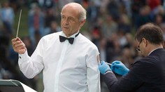 Svetoznámy dirigent sa dal na pódiu počas koncertu zaočkovať proti covidu