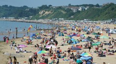 Šokujúci útok v Anglicku: Mladík znásilnil 15-ročné dievča v mori na preplnenej pláži