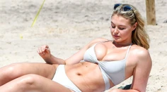No a čo že je oblejšia. Modelka sa za svoje krivky hanbiť nemusí