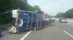 Kuriózna nehoda! Na diaľnici D1 sa prevrátila sedemmetrová loď