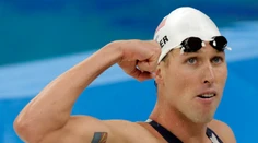 Na útoku na Kapitol sa zúčastnil aj olympijský víťaz v plávaní. Spoznali ho vďaka bunde s logom tímu USA