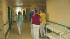 Sestru si už s upratovačkou nemýlia. Pacientom v levickej nemocnici pomáhajú farebne odlíšené uniformy