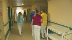 Sestru si už s upratovačkou nemýlia. Pacientom v levickej nemocnici pomáhajú farebne odlíšené uniformy