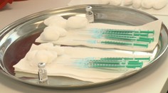 Smrť ženy po prvej dávke vakcíny vyvolala vlnu hoaxov. Odborníci vysvetlili, ako to v skutočnosti je