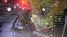 Nehoda pri Púchove. Opitý vodič narazil do plota rodinného domu a skončil v priekope