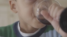 Slováci neraz núkajú alkohol vlastným deťom. Odborníci však varujú aj pred neškodným štrngnutím