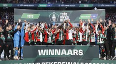 Dávid Hancko s Leom Sauerom oslavujú zisk trofeje. Feyenoordu stačil vo finále jediný presný zásah