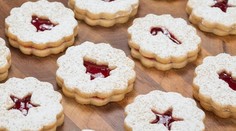 Pomarančový koláč s bielou čokoládou a krémovým toppingom