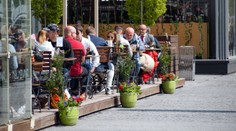 Ďalšie uvoľnenie opatrení môže prísť už v pondelok, vládu ešte čaká rokovanie