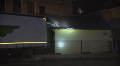 Do škôlky vrazil 15-tonový kamión. Tesne predtým tam čakali ľudia na autobus