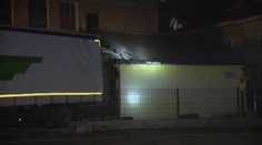 Do škôlky vrazil 15-tonový kamión. Tesne predtým tam čakali ľudia na autobus