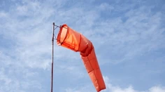 SHMÚ: Veterné počasie má pokračovať aj v nedeľu, platia výstrahy