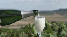 Rusi si privlastnili šampanské. Francúzskym výrobcom obľúbeného nápoja padla sánka