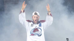 MacKinnon podpísal s Coloradom novú zmluvu. Za sezónu zarobí najviac v histórii NHL
