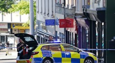 Britskí policajti našli mŕtve telá a po kolízii s dodávkou aj troch zranených. Incidenty spolu zrejme súvisia