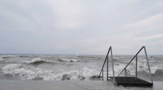 VIDEO: Silný vietor víchrice Ignác „presťahoval“ vodu z Balatonu