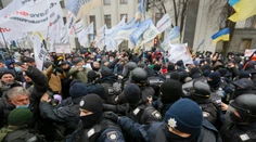 Protipandemický protest na Ukrajine sa zmenil na násilné demonštrácie. Zranilo sa až 40 policajtov