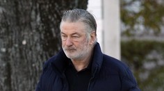 Aleca Baldwina znovu obvinili zo zabitia kameramanky Hutchinsovej. Hrozí mu väzenie