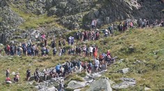 Tisíce ľudí na chodníkoch, miestami zápchy. V smere na Rysy sa stálo v dlhých radoch