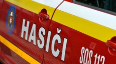 Hasiči v Bratislave zasahovali na dvoch miestach.  Zosunul sa svah a stromy poškodili autá
