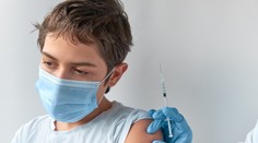 Tínedžer si vybojoval očkovanie proti covidu na súde. Chcel navštíviť svoju zomierajúcu starú mamu