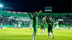 VIDEO: Ligový džentlmen naschvál zahodil penaltu. Z tribún sa ozval bujarý potlesk