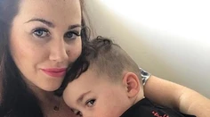 Klasická pekná fotka matky so synom. Ľudí ale šokovalo, o čo na nej vskutočnosti ide