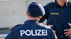 Šialené besnenie vo Viedni. Muž zaútočil na spolubývajúcu sekerou, polícia ho zastrelila