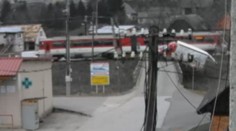 Zrážku vlaku s dodávkou pri Prievidzi zachytila bezpečnostná kamera