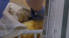 Dievčatko pri požiari utrpelo popáleniny na polovici tela. V dome ho zabudla opitá stará mama