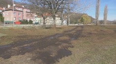 Zobudili sa a prišlo im zle. V tesnej blízkosti bytoviek niekto vylial močovku