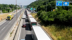 Hromadná nehoda za tunelom Sitina smerom do Petržalky komplikovala dopravu, vodiči hlásili hodinové zdržanie