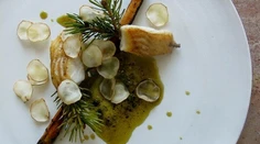 RECEPT NA DNES: Sprudka pečený pór s karamelizovanou smotanou a kôprový olejom